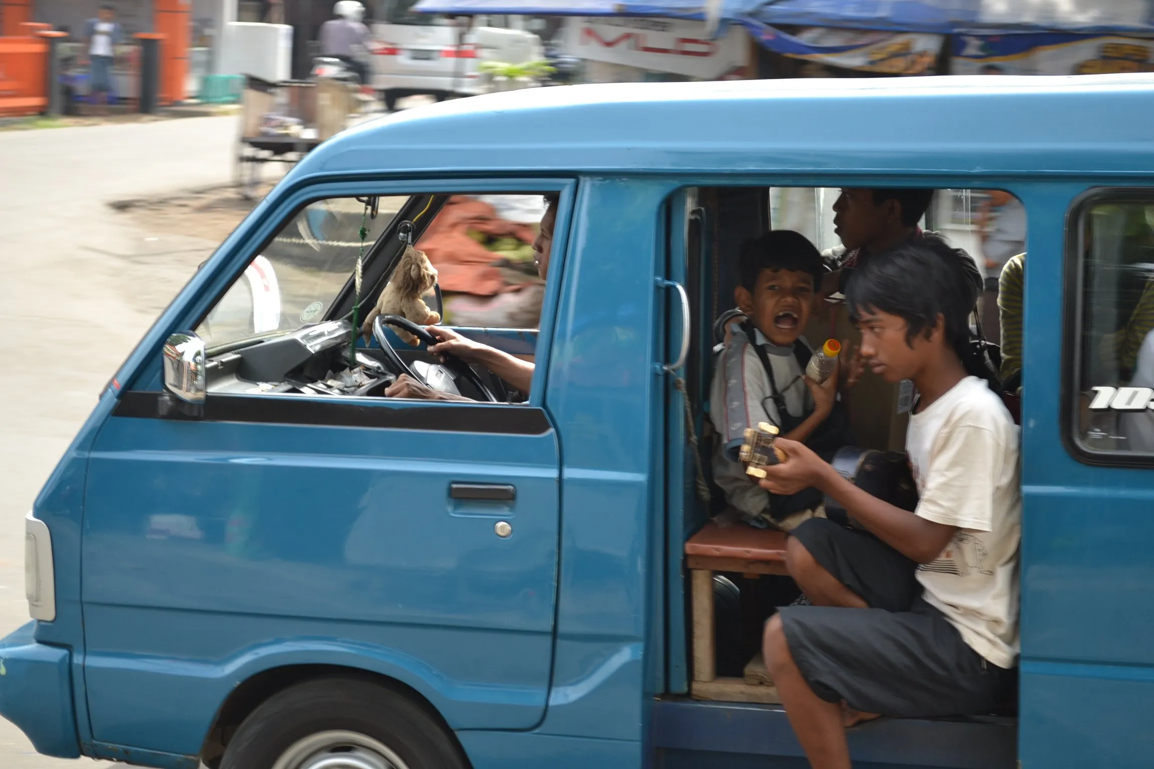 Bangku Angkot Bakal Dirombak dan Hadap Depan Semua. Jadi Makin Nyaman atau Justru Sulit Dibayangkan?