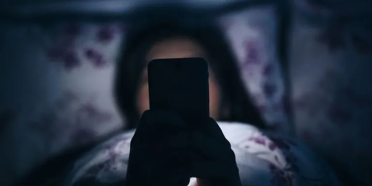 Selalu Main HP Sebelum Tidur, Cowok ini Terkena Strok di Batang Lehernya. Kurang-Kurangi, Ya! 6