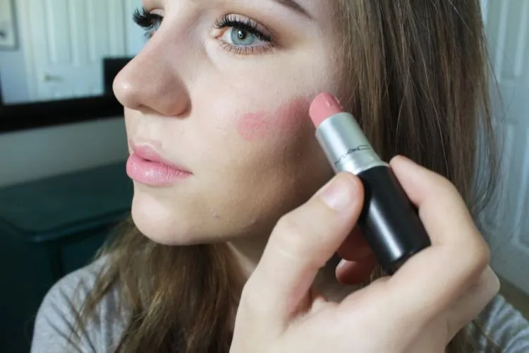 12 Trik Rahasia Pakai Lipstik. Punya Banyak Fungsi yang Ciamik! 15