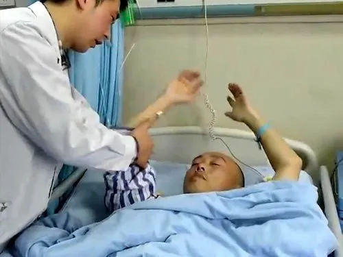 Selalu Main HP Sebelum Tidur, Cowok ini Terkena Strok di Batang Lehernya. Kurang-Kurangi, Ya! 4