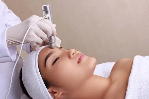 Menghilangkan Bopeng dan Bekas Jerawat Kini Bukan Lagi Mimpi. Vampire Facial Salah Satu Solusinya! 17