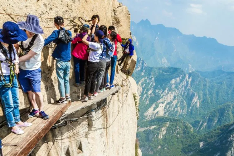 Trek Paling Berbahaya di Dunia Ada di Gunung Huashan, China. Yakin Berani Coba? 21