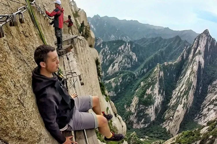 Trek Paling Berbahaya di Dunia Ada di Gunung Huashan, China. Yakin Berani Coba? 19