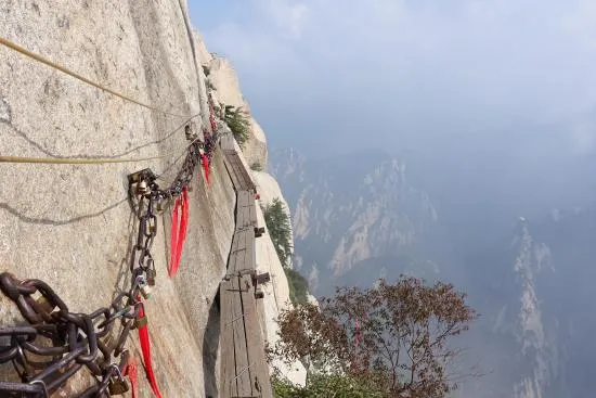 Trek Paling Berbahaya di Dunia Ada di Gunung Huashan, China. Yakin Berani Coba? 18