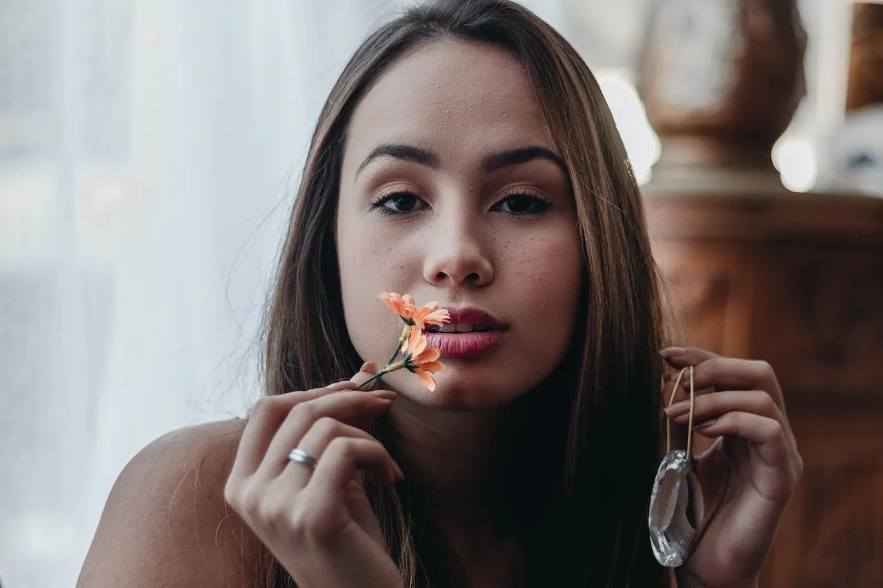 8 Trik Make Up Sederhana Buat Kamu, Cewek Berpipi Tembem yang Mau Tampil Beda! 11