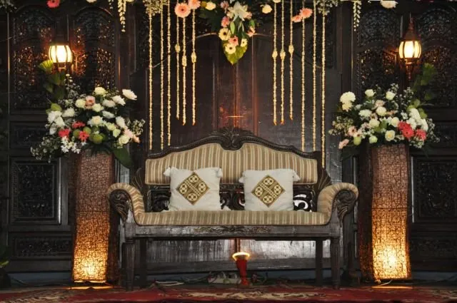15 Model Pelaminan untuk Pesta Pernikahan di Halaman Rumah. Minimalis Namun Berasa Sakralnya 28