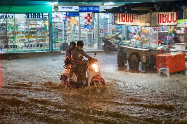 Menelisik 5 Kepribadian Cewek Dari Caranya Duduk Saat Dibonceng Naik Motor 9