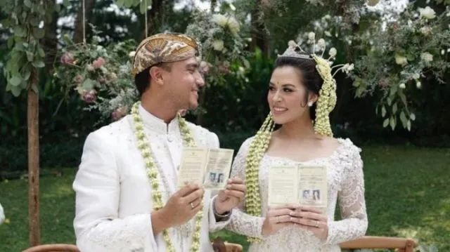 Inilah Sederet Kisah Tawa dan Air Mata yang Mewarnai Tahun 2017 dari Dunia Hiburan Tanah Air 18