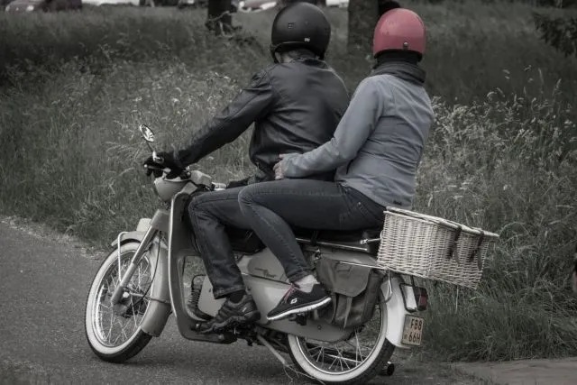 Menelisik 5 Kepribadian Cewek Dari Caranya Duduk Saat Dibonceng Naik Motor 11