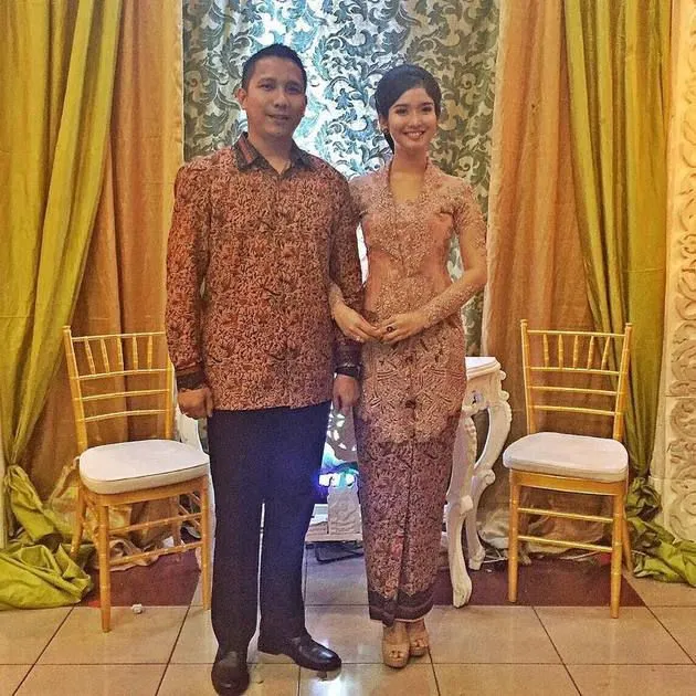 11 Inspirasi Model Batik Sarimbit untuk Lamaran. Biar Kalian Tampil Menawan dan Kekinian 19