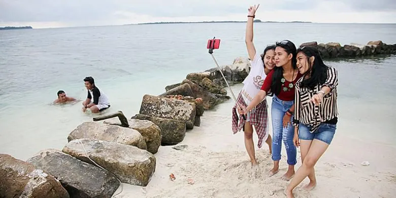 Selfie Kembali Berujung Duka. Ingin Abadikan Momen, Sejoli Ini Justru Tewas Terhempas Ombak 7