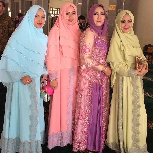 9 Kebaya dan Hijab Syar'i yang Menutup Dada untuk Wisuda 18