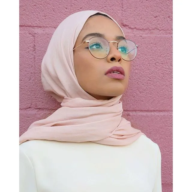 Begini Cara Make-up yang Benar untukmu Gadis Manis Berhijab dan Pakai Kacamata 10