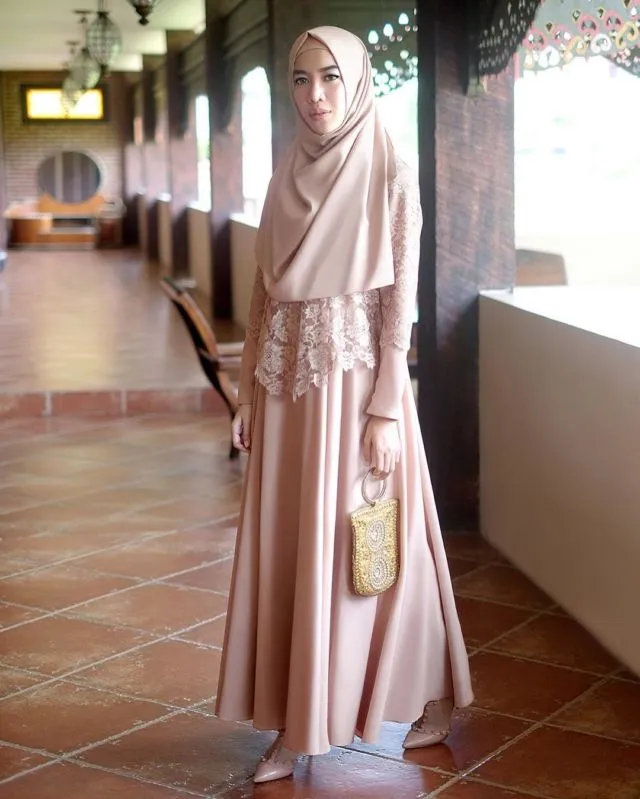 9 Kebaya dan Hijab Syar'i yang Menutup Dada untuk Wisuda 15