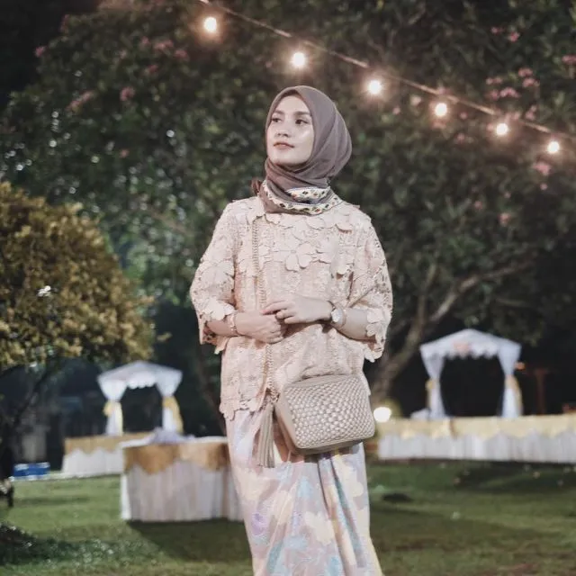 12+ Ragam Kebaya dan Rok Batik ala Dwi Handa, Klop Buatmu yang Kurang Berisi Badannya 19