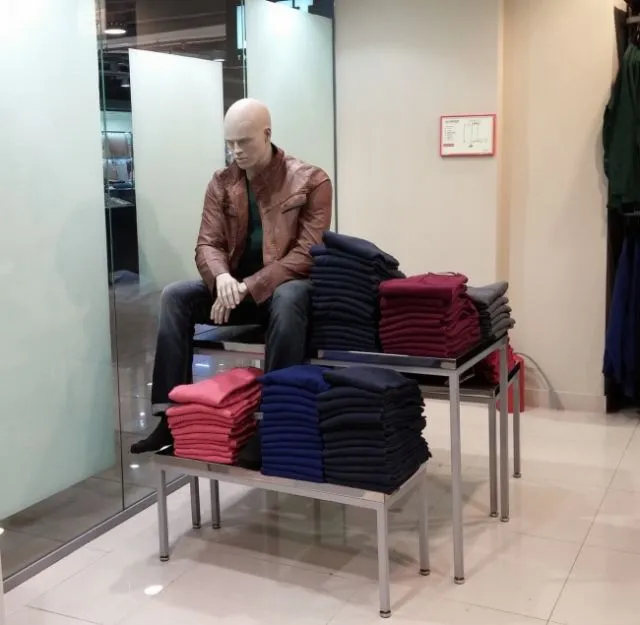 16+ Pose Manekin Jajakan Pakaian ini Kocak Banget. Tapi, Bikin Orang Jadi Pengen Beli Nggak Sih? 28