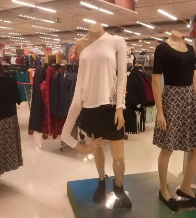 16+ Pose Manekin Jajakan Pakaian ini Kocak Banget. Tapi, Bikin Orang Jadi Pengen Beli Nggak Sih? 33