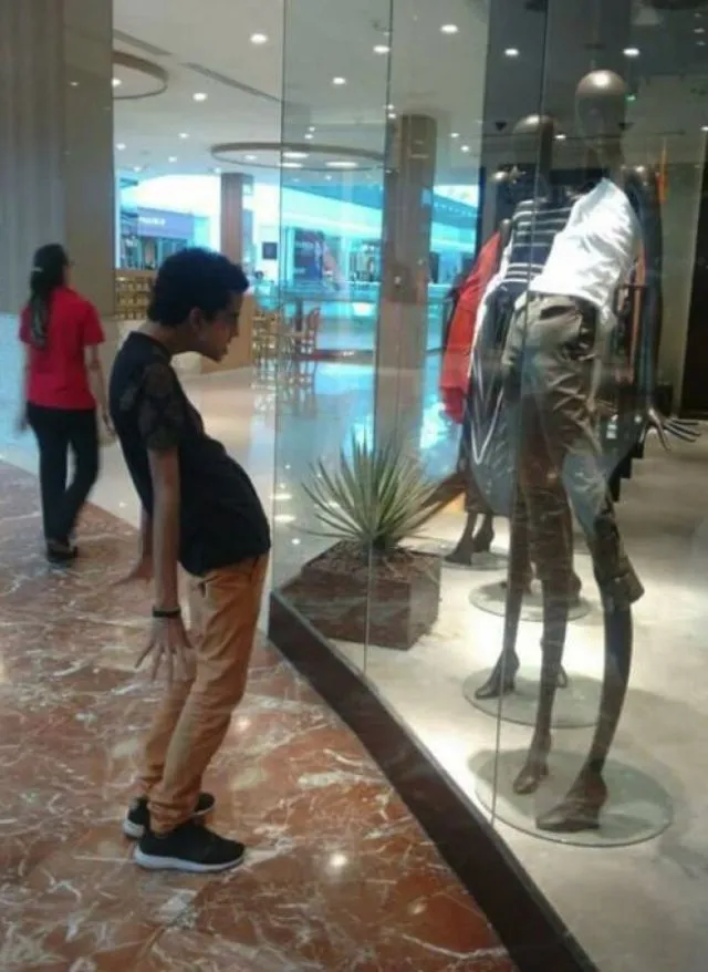 16+ Pose Manekin Jajakan Pakaian ini Kocak Banget. Tapi, Bikin Orang Jadi Pengen Beli Nggak Sih? 25