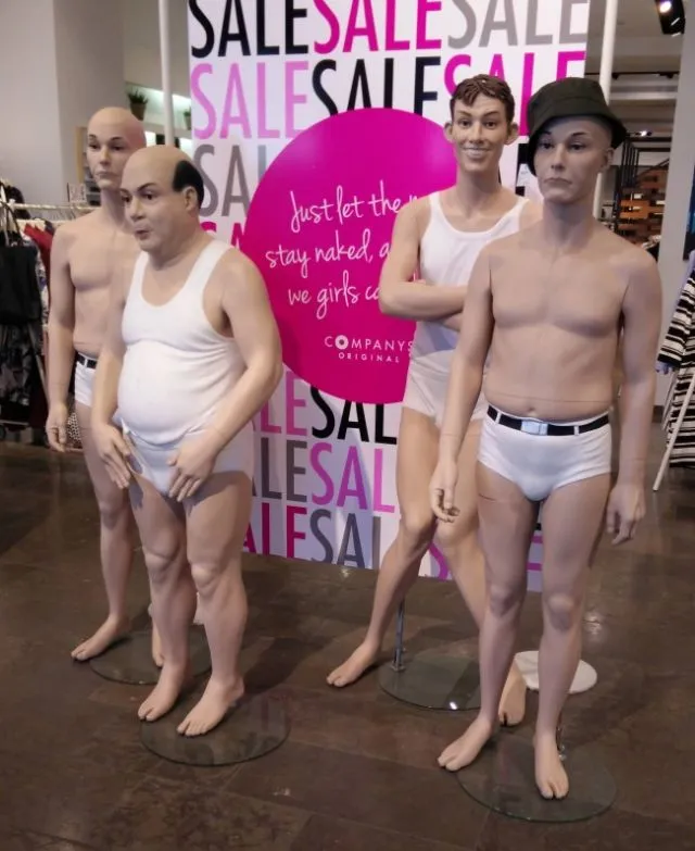 16+ Pose Manekin Jajakan Pakaian ini Kocak Banget. Tapi, Bikin Orang Jadi Pengen Beli Nggak Sih? 29
