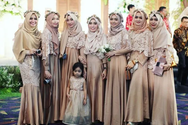 9 Kebaya dan Hijab Syar'i yang Menutup Dada untuk Wisuda 14