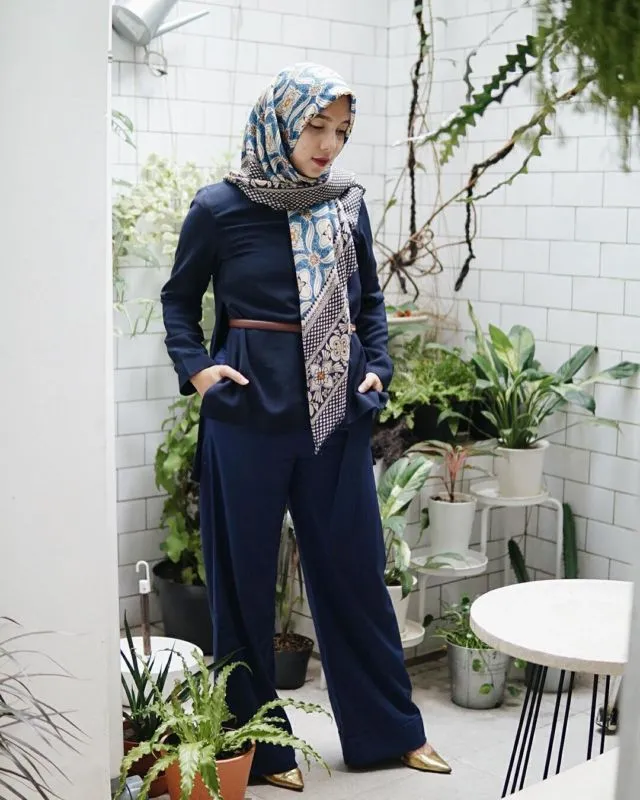 9 Padu Padan Hijab dengan Bold Make-up. Cocok Buat Kamu yang Ingin Tampil Berani 11