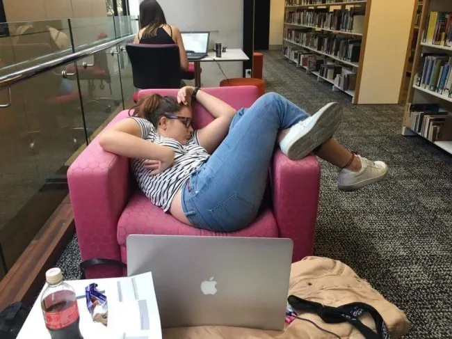 12 Potret Konyol Orang yang Tidur di Ruang Publik. Kalau Udah Ngantuk, Tidur Bisa di Mana Saja! 16