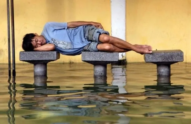 12 Potret Konyol Orang yang Tidur di Ruang Publik. Kalau Udah Ngantuk, Tidur Bisa di Mana Saja! 17