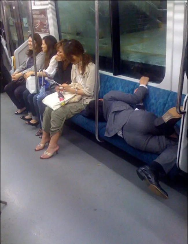 12 Potret Konyol Orang yang Tidur di Ruang Publik. Kalau Udah Ngantuk, Tidur Bisa di Mana Saja! 13