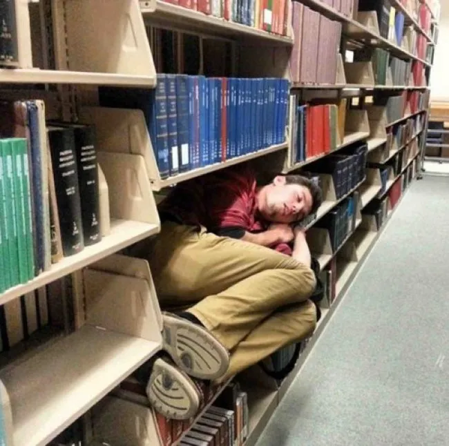 12 Potret Konyol Orang yang Tidur di Ruang Publik. Kalau Udah Ngantuk, Tidur Bisa di Mana Saja! 12