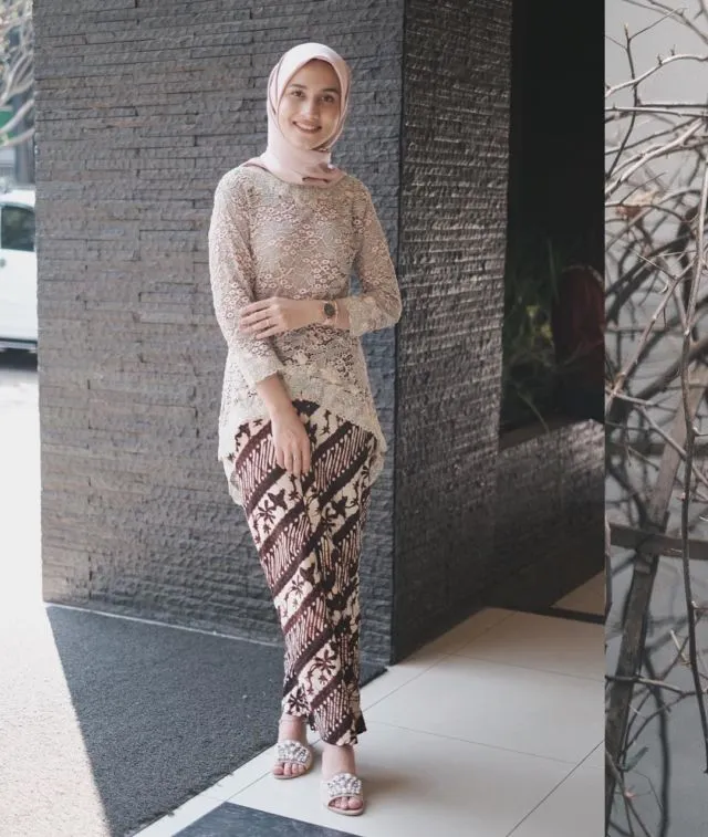 12+ Ragam Kebaya dan Rok Batik ala Dwi Handa, Klop Buatmu yang Kurang Berisi Badannya 14