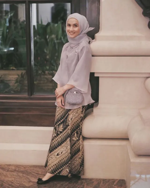 12+ Ragam Kebaya dan Rok Batik ala Dwi Handa, Klop Buatmu yang Kurang Berisi Badannya 15