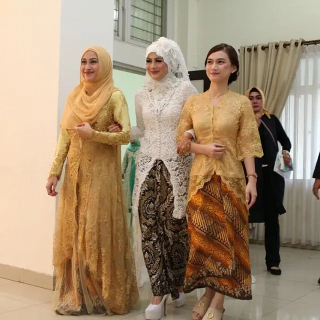 9 Kebaya dan Hijab Syar'i yang Menutup Dada untuk Wisuda 16