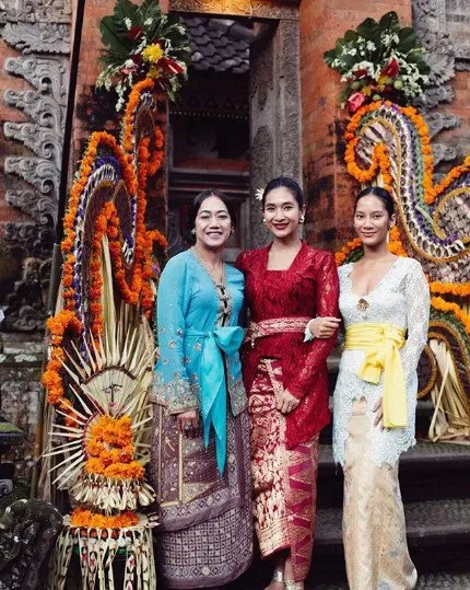 10+ Inspirasi Kebaya Bali yang Anggun Ala Happy Salma. Bisa Jadi Variasi Model Kebaya Wisudamu Nih 18