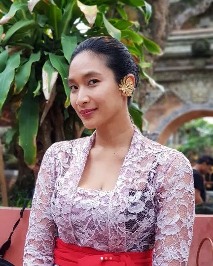 10+ Inspirasi Kebaya Bali yang Anggun Ala Happy Salma. Bisa Jadi Variasi Model Kebaya Wisudamu Nih 11