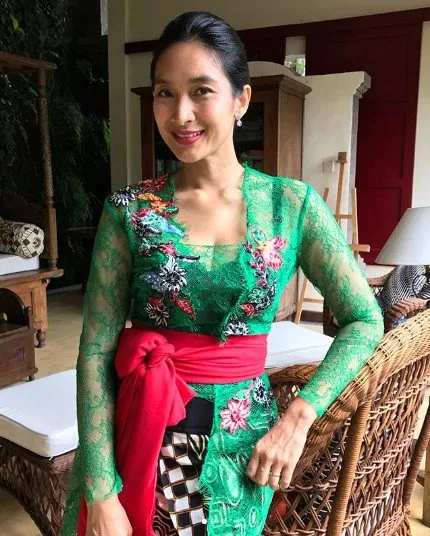 10+ Inspirasi Kebaya Bali yang Anggun Ala Happy Salma. Bisa Jadi Variasi Model Kebaya Wisudamu Nih 12