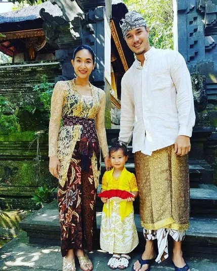 10+ Inspirasi Kebaya Bali yang Anggun Ala Happy Salma. Bisa Jadi Variasi Model Kebaya Wisudamu Nih 13