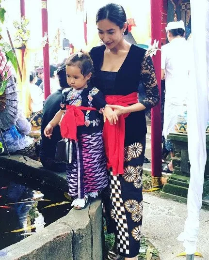 10+ Inspirasi Kebaya Bali yang Anggun Ala Happy Salma. Bisa Jadi Variasi Model Kebaya Wisudamu Nih 14