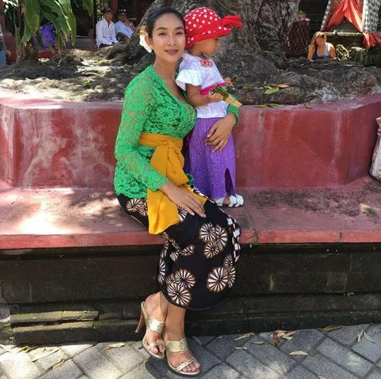 10+ Inspirasi Kebaya Bali yang Anggun Ala Happy Salma. Bisa Jadi Variasi Model Kebaya Wisudamu Nih 16