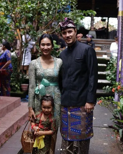 10+ Inspirasi Kebaya Bali yang Anggun Ala Happy Salma. Bisa Jadi Variasi Model Kebaya Wisudamu Nih 17