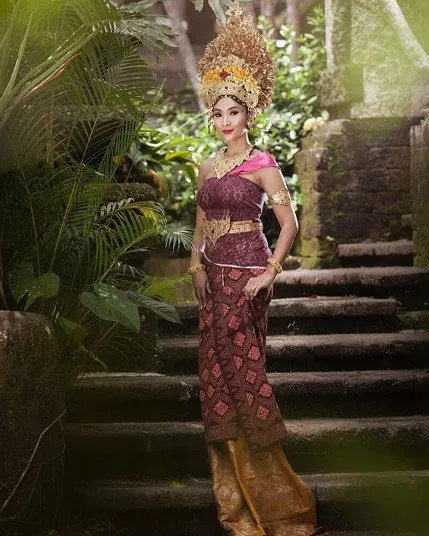 10+ Inspirasi Kebaya Bali yang Anggun Ala Happy Salma. Bisa Jadi Variasi Model Kebaya Wisudamu Nih 20