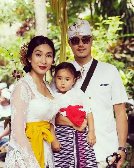 10+ Inspirasi Kebaya Bali yang Anggun Ala Happy Salma. Bisa Jadi Variasi Model Kebaya Wisudamu Nih 19