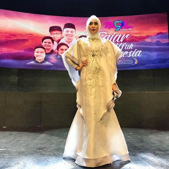 Fenita Arie Kini Mantap Berhijrah dan Berbusana Tertutup. Intip Inspirasi Gaya Hijab Cantik Nan Elegannya Yuk! 7