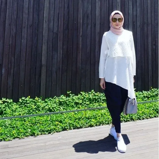 Fenita Arie Kini Mantap Berhijrah dan Berbusana Tertutup. Intip Inspirasi Gaya Hijab Cantik Nan Elegannya Yuk! 9