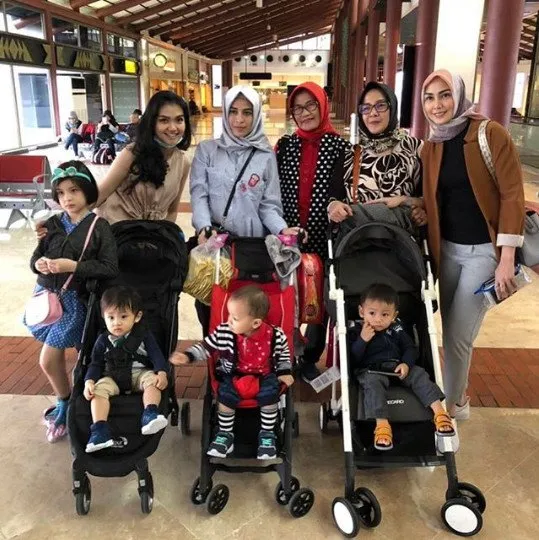 Fenita Arie Kini Mantap Berhijrah dan Berbusana Tertutup. Intip Inspirasi Gaya Hijab Cantik Nan Elegannya Yuk! 10