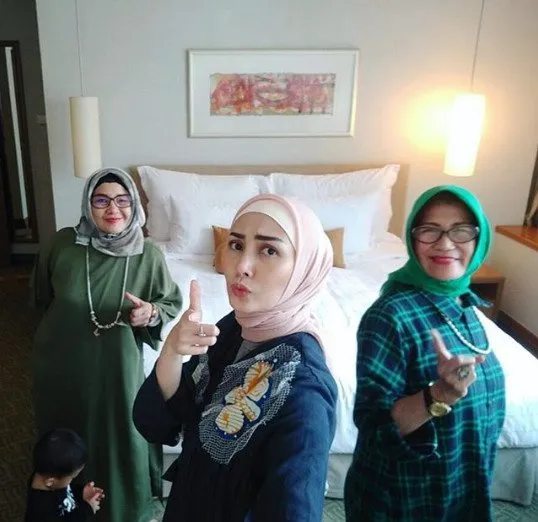 Fenita Arie Kini Mantap Berhijrah dan Berbusana Tertutup. Intip Inspirasi Gaya Hijab Cantik Nan Elegannya Yuk! 11