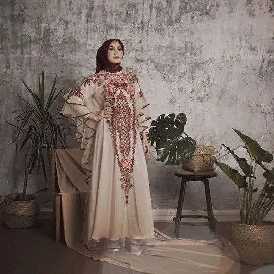 Fenita Arie Kini Mantap Berhijrah dan Berbusana Tertutup. Intip Inspirasi Gaya Hijab Cantik Nan Elegannya Yuk! 8