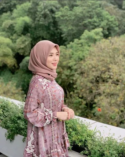 Inspirasi Style Hijab Nuansa Pastel Ala Hijaber Cantik Asal Korea, Ayana Jihye Moon. Manisnya Keterlaluan! 13