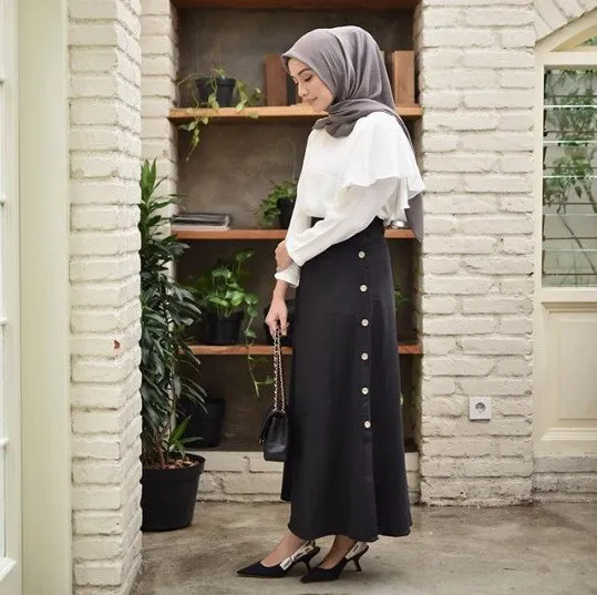 9 Inspirasi Busana dan Hijab Ini Akan Membuatmu Terlihat Lebih Profesional dan Elegan Saat Wawancara Kerja 14