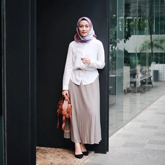 9 Inspirasi Busana dan Hijab Ini Akan Membuatmu Terlihat Lebih Profesional dan Elegan Saat Wawancara Kerja 15