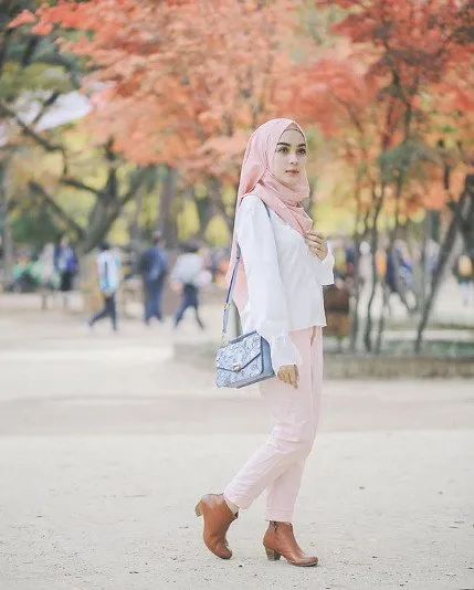 9 Inspirasi Busana dan Hijab Ini Akan Membuatmu Terlihat Lebih Profesional dan Elegan Saat Wawancara Kerja 16